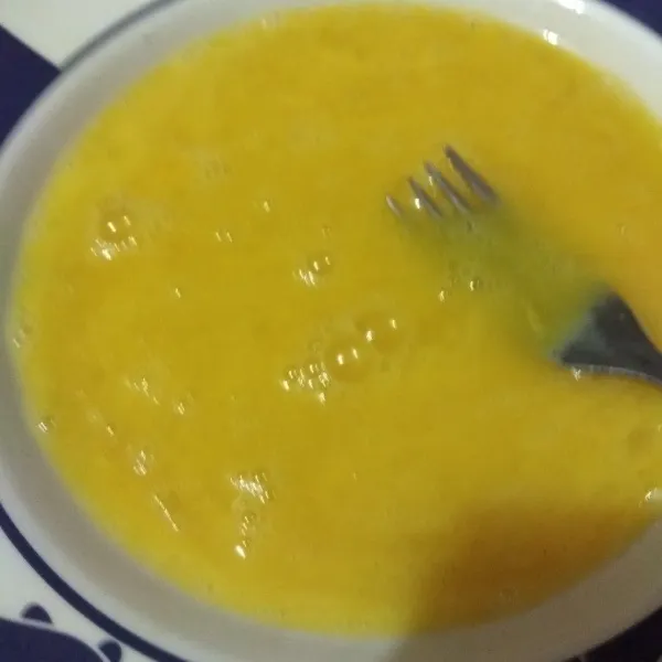 Kocok lepas telur, tambahkan garam dan lada bubuk.