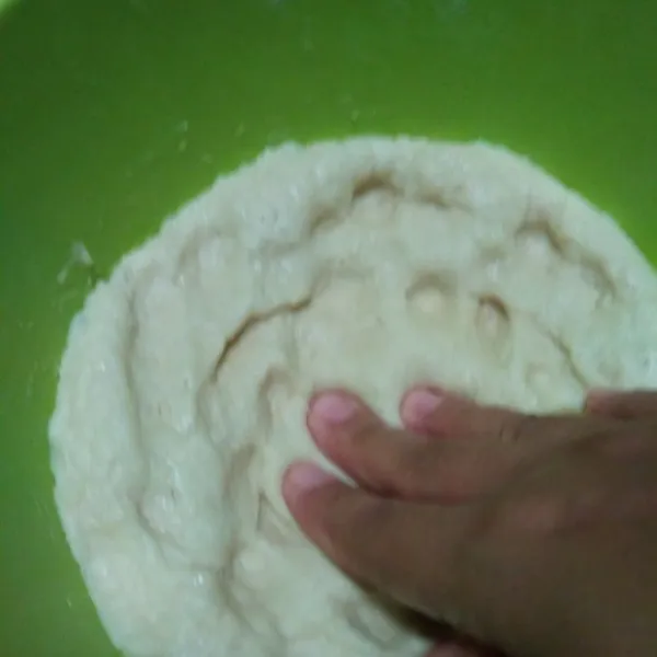 setelah 1 jam kempiskan adonan bagi menjadi 8-10 bagian