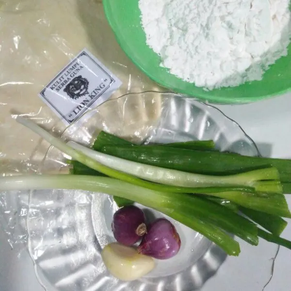 Siapkan bahan-bahan, haluskan 2 butir bawang merah dan 1 butir bawang putih lalu tumis hingga harum.