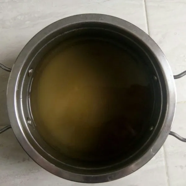 aduk agar2 dan gula dlm 600 ml air, tambahkan sedikit garam