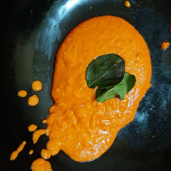 Tumis bumbu halus dan daun jeruk