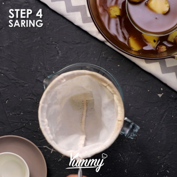 Setelah matang angkat wedang jahe, lalu saring dan buang ampasnya.