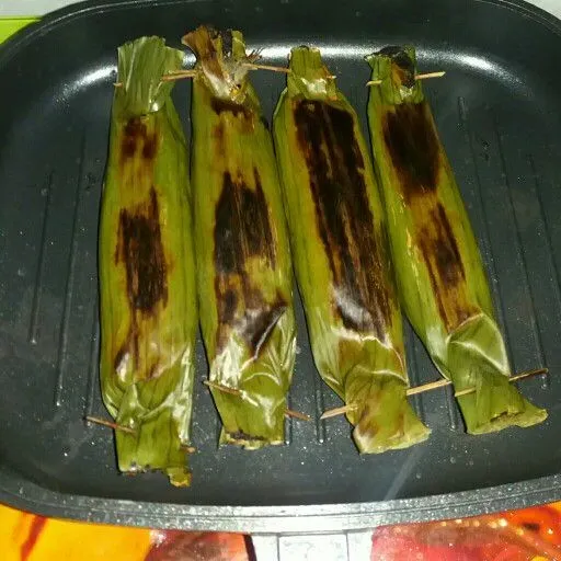 Setelah itu panggang sebentar supaya bumbu di dalamnya kesat tidak berair