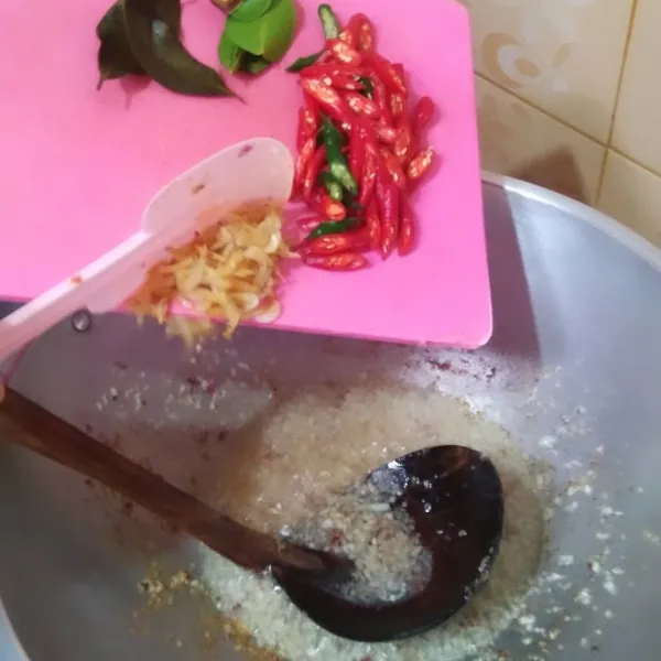 Masukkan bumbu lain serta rebon tumis sampai matang dan agak kering kemudian masukkan sedikit air.