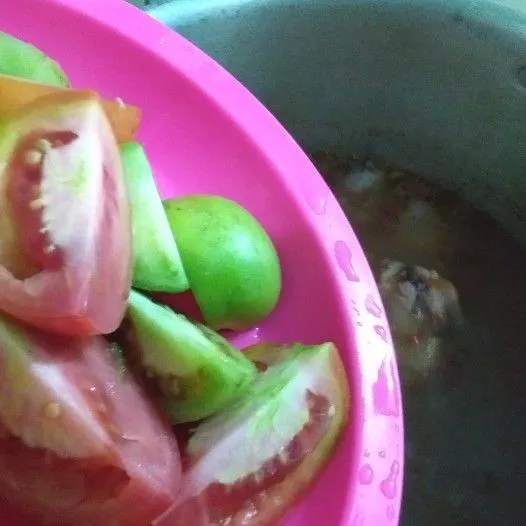 Masukkan tomat hijau, tomat merah dan air asam jawa masak selama 5 menit.