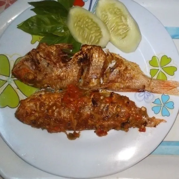 Taruh sambal di atas ikan yang sudah digoreng, koreksi rasa lalu sajikan.