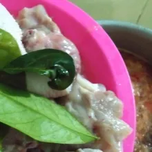 Kemudian masukkan daging ayam dan daun salam. Tutup, kemudian masak selama 15 menit.