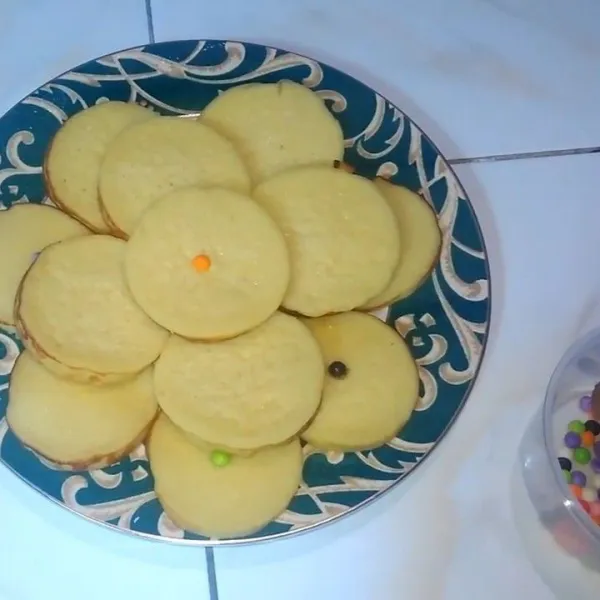 setelah matang angkat, dan beri choco chip warna - warni diatasnya sebagai toping