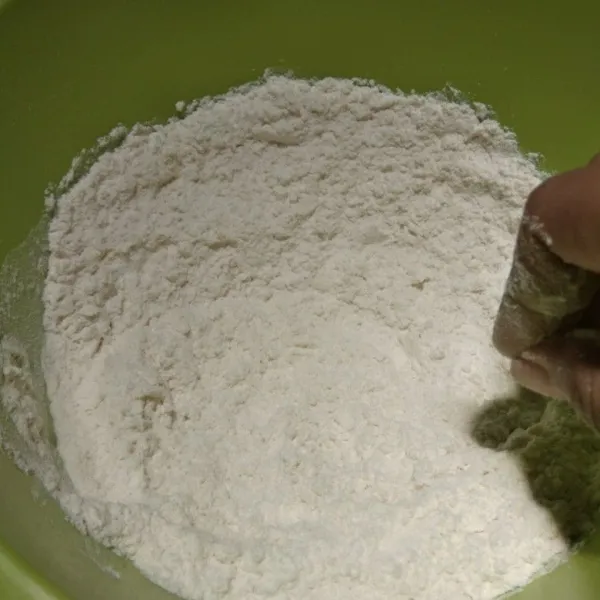 campur tepung terigu, garam, susu bubuk dan gula pasir aduk rata