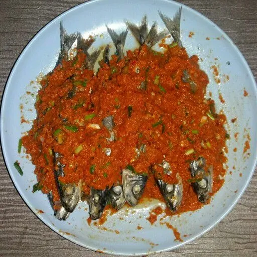 Balur ikan dengan bumbu dan biarkan termarinasi selama 10-15 menit