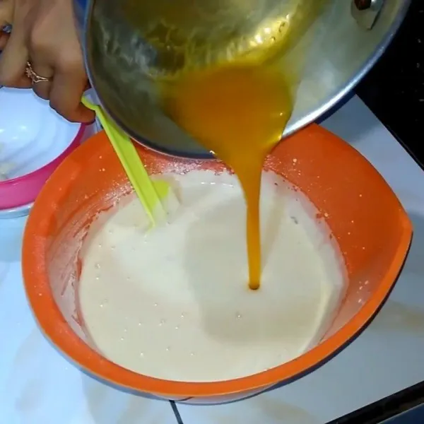 masukan mentega yang telah dicairkan, kemudian aduk kembali hingga tercampur rata.