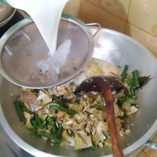 Masukkan santan aduk terus sampai santan mendidih. Cek rasa. Bila sudah pas lodeh kluweh siap dihidangkan.