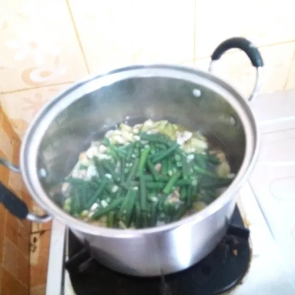 Rebus kluweh selama 5 menit dalam air mendidih kemudian masukkan kacang panjang, aduk sebentar kemudian tiriskan.