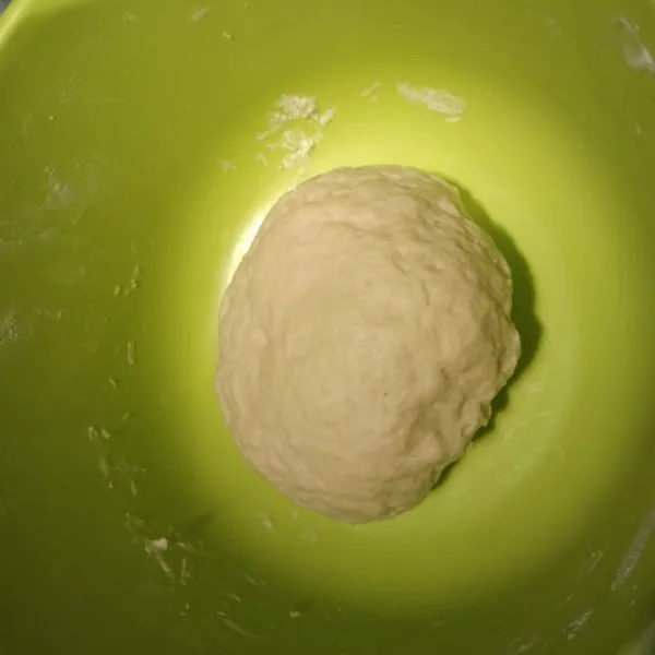 biarkan adonan selama 1jam sampai mengembang 2kali lipat, tutup adonan dengan kain basah