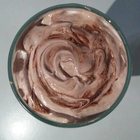 Masukkan Cream Chocolate kedalam gelas berisi susu tadi, Dolgana Chocolate siap diminum!!
