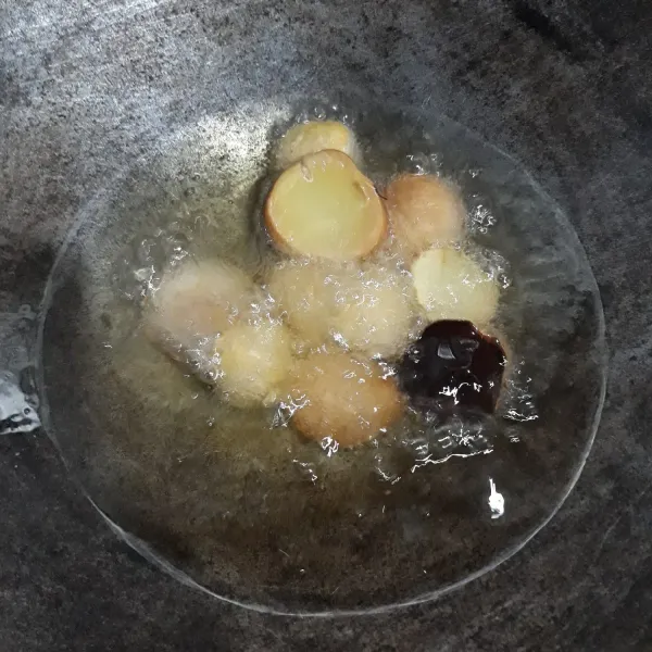 Goreng jengkol yang sudah di belah 2 sampai matang.