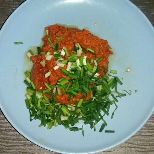 Campur bumbu halus dengan daun bawang
