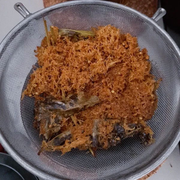 Angkat dan tiriskan.