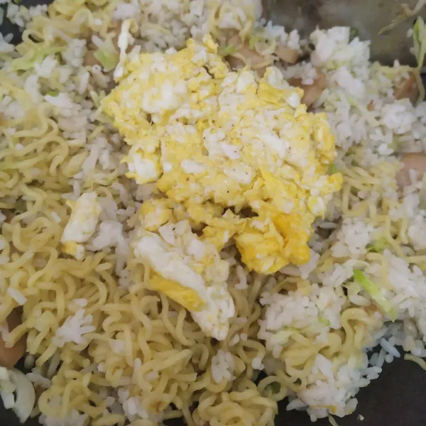 Masukkan nasi, mie dan telor orak-arik, aduk kembali beri garam dan kaldu bubuk