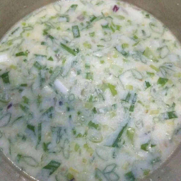 Larutkan tepung tapioka, bumbu halus, dan daun bawang dalam 250 ml air, lalu beri garam dan kaldu ayam.