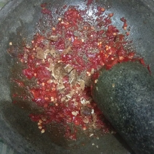 Beri garam dan gula merah, aduk rata.