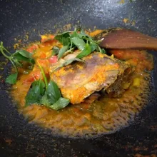 Kemudian masukkan kemangi. Masak hingga kemangi layu