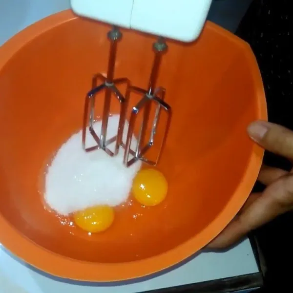 mixer telur dan gula sampai putih mengental, tidak harus sampai putih mengembang.