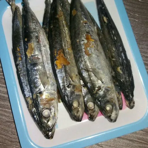 Cuci bersih Ikan, tiriskan