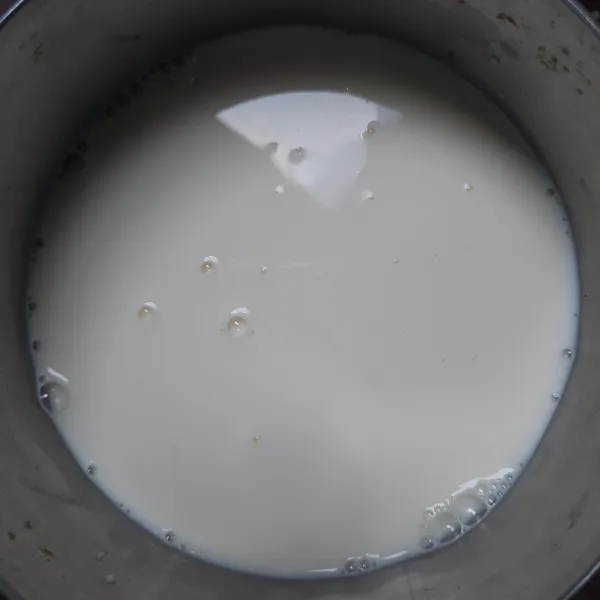 masukan 200 ml susu cair tambahkan 4 sdm gula pasir ke panci, masak hingga mendidih, sambil di aduk2.