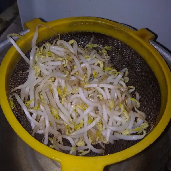 Siram toge dengan air panas. Sisihkan.