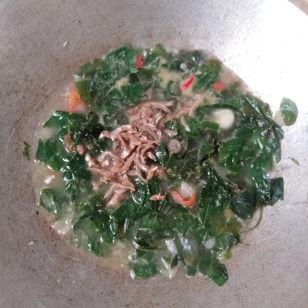 Masukkan teri, matikan api. Aduk. Angkat dan sajikan