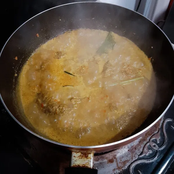 Masukkan daging yang telah direbus dan tambahkan 500ml air