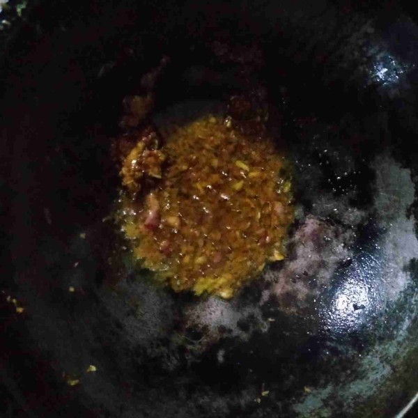 Tumis bumbu halus sampai harum.