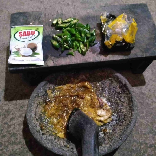 Haluskan bumbu. dan dan siapin bumbu lainnya.