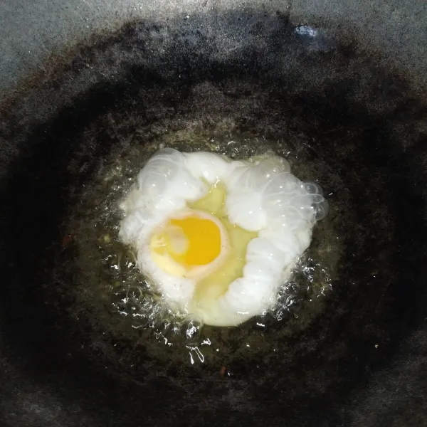 Panaskan minyak goreng, lalu ceplok telur satu persatu.