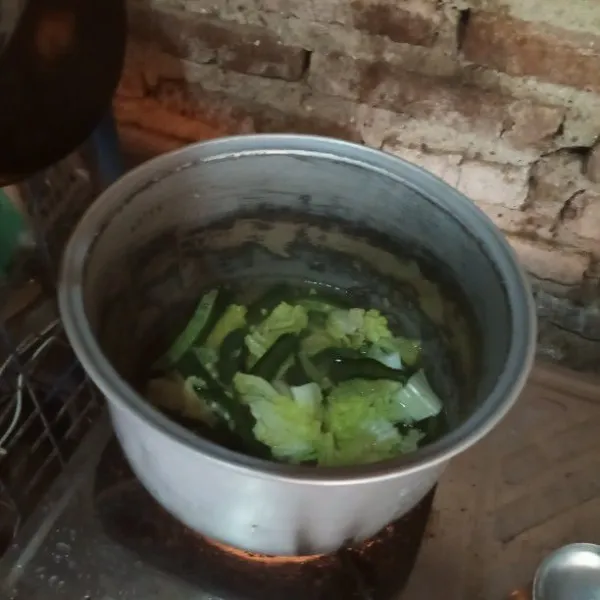 Rebus air sampai mendidih, masukkan sayuran yang sudah dipotong ke dalam panci yang berisi air mendidih. Tutup sebentar, setelah matang diangkat.