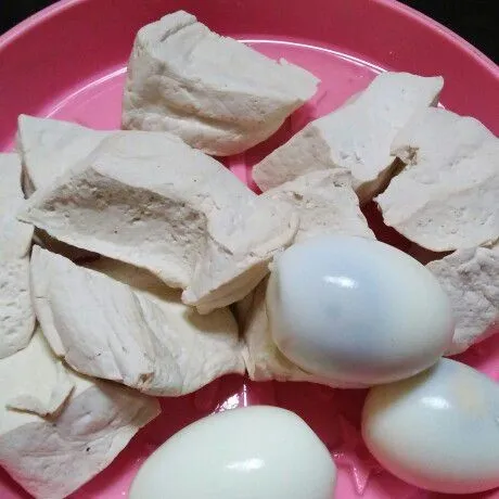 rebus tahu dan telur dengan air selama 5 menit, setelah matang kupas kulit telur