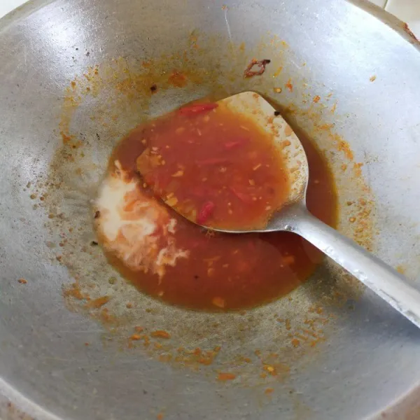 Masukkan pure tomat, sedikit air, saus tomat, saus cabai, garam dan gula. Aduk hingga rata. Tambahkan air maizena untuk mengentalkan. Aduk hingga rata dan bumbu mengental. Masukkan ikan. Aduk sebentar kemudian angkat.