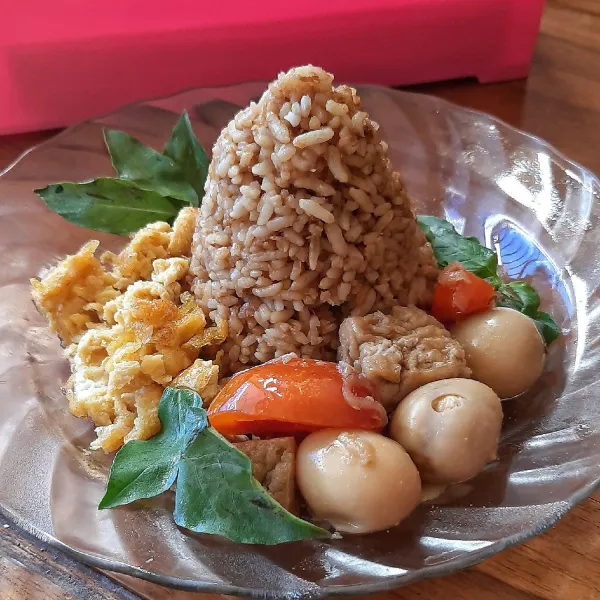 Sajikan nasi ulam bersama semur tahu telur dan irisan telur dadar. Taburi dengan bawang merah goreng secukupnya.