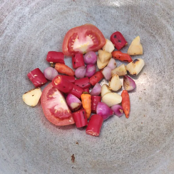 Sangrai bawang merah, bawang putih, cabai merah, cabai rawit jahe, kencur, dan tomat.