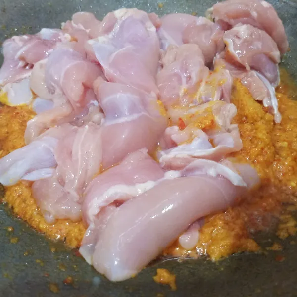 Masukkan ayam fillet, masak hingga ayam berubah warna.