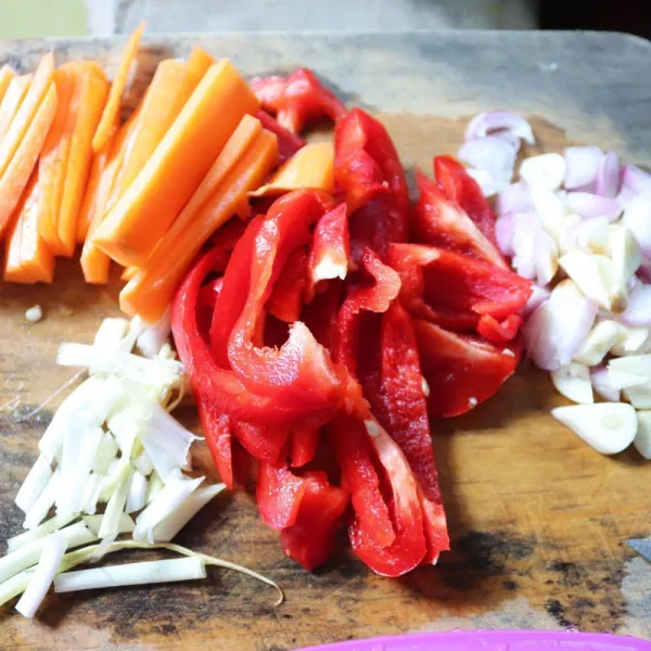 Siapkan bawang, paprika, dan wortel.