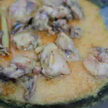 Masak hingga bumbu meresap sampai santan mengental, angkat dan sajikan.