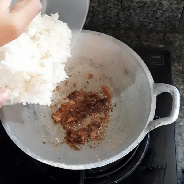 Bumbui dengan garam dan kecap manis. Aduk rata lalu matikan api. Masukkan nasi putih. Aduk hingga benar-benar rata.