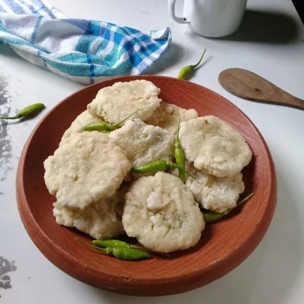 Jika sudah garing, angkat dan tiriskan kemudian sajikan.