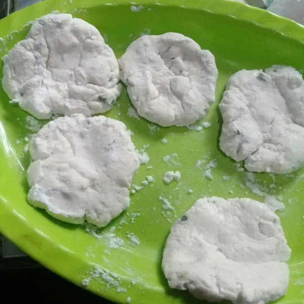 Lumuri tangan dengan tepung kanji kemudian bentuk bulat pipihkan, lakukan sampai selesai.