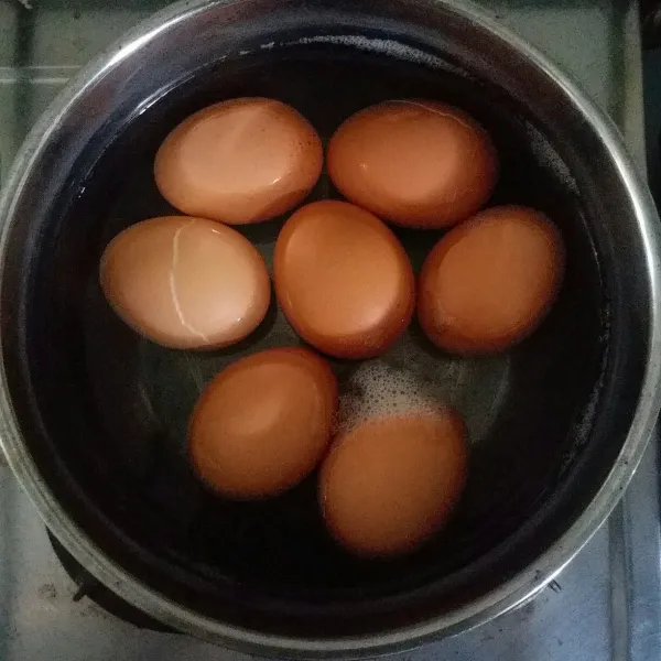 Rebus telur selama10 menit. Angkat, lalu siram dengan air dingin dan kupas kulitnya.