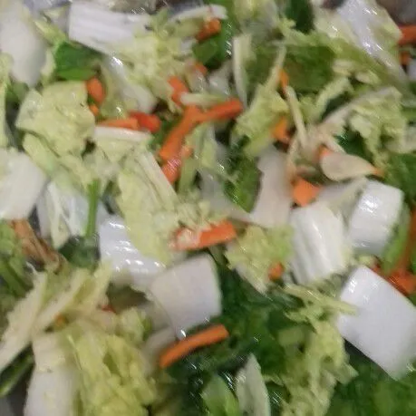 Masukkan sayuran, masak hingga cukup empuk
