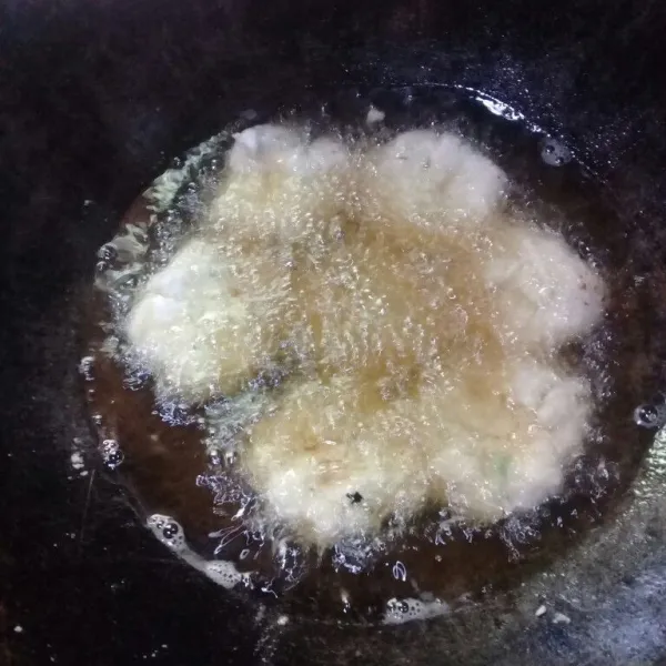 Masukkan cireng pada minyak dingin, kemudian nyalakan api biarkan minyak panas lalu goreng sampai garing.