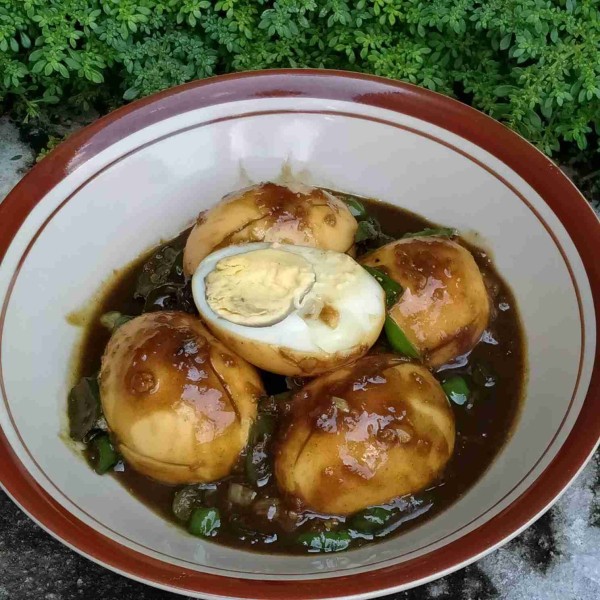 Angkat dan sajikan telur bumbu petis.